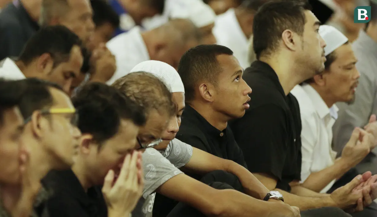 Pemain Indonesia, Irfan Jaya, saat sholat Jumat di Masjid Sultan, Singapura, Jumat (9/11). Pemain Timnas Indonesia ibadah Sholat Jumat bersama jelang laga Piala AFF 2018 melawan Singapura. (Bola.com/M. Iqbal Ichsan)