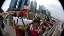 Tim putri Indonesia meraih medali emas saat berlomba di nomor 12 Kru 200m Perahu Naga SEA Games 2015 di Marina Bay, Singapura. Sabtu (6/6). (Bola.com/Arief Bagus)