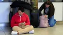 KLM juga telah meminta para penumpang yang penerbangannya dibatalkan agar tidak datang ke bandara demi mencegah kepadatan. Tampak dalam foto, para pelancong yang terlantar menunggu di bandara Schiphol di Amsterdam, Belanda, Rabu 7 Januari 2026. (AP Photo/Peter Dejong)