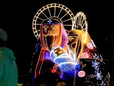 Orang-orang berjalan melewati lampu-lampu Natal tradisional di Medellin, Kolombia, pada tanggal 28 November 2024. (JAIME SALDARRIAGA/AFP)