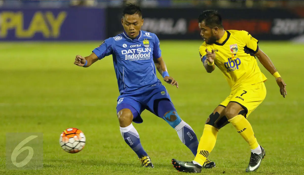 Kapten tim Mitra Kukar, Zulham Zamrun (kanan) mencoba melewati kawalan Tony Sucipto (Persib) saat laga 8 besar Piala Presiden 2017 di Stadion Manahan Solo, Sabtu (25/2). Persib unggul 3-2. (Liputan6.com/Helmi Fithriansyah)