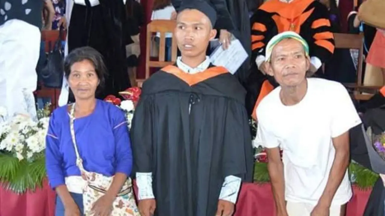 Pemuda Ini Bangga Orangtuanya Hadiri Wisuda dengan Baju Suku Pedalaman
