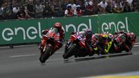 Start balapan MotoGP Prancis di Sirkuit LeMans hari Minggu (12/05/2024). Tampak Pecco Bagnaia (paling depan) sedang memimpin jalannya balapan. (JULIEN DE ROSA / AFP)
