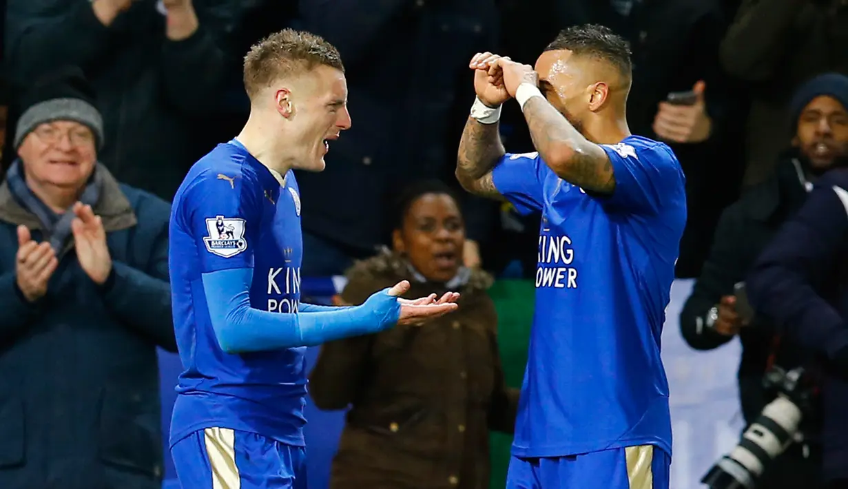 Penyerang Leicester City, Jamie Vardy (kiri) melakukan selebrasi usai mencetak gol kegawang Liverpool pada lanjutan liga Inggris di King Power Stadium, Leicester, (3/2/2016). Leicester menang atas Liverpool dengan skor 2-0. (Reuters/Darren Staples)