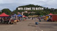 Monumen Welcome to Batam menjadi salah satu daya tarik wisata di Kota Batam. Tulisan itu menghadap langsung ke dermaga kapal ferri internasional sebagai sambutan selamat datang wisatawan. (Liputan6.com/ Ajang Nurdin)