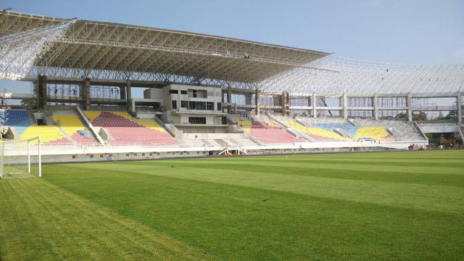 Hamparan rumput Zoysia Matrella tumbuh subur dan hijau, menjadi kebanggaan Stadion Manahan. (Bola.com/Vincentius Atmaja)
