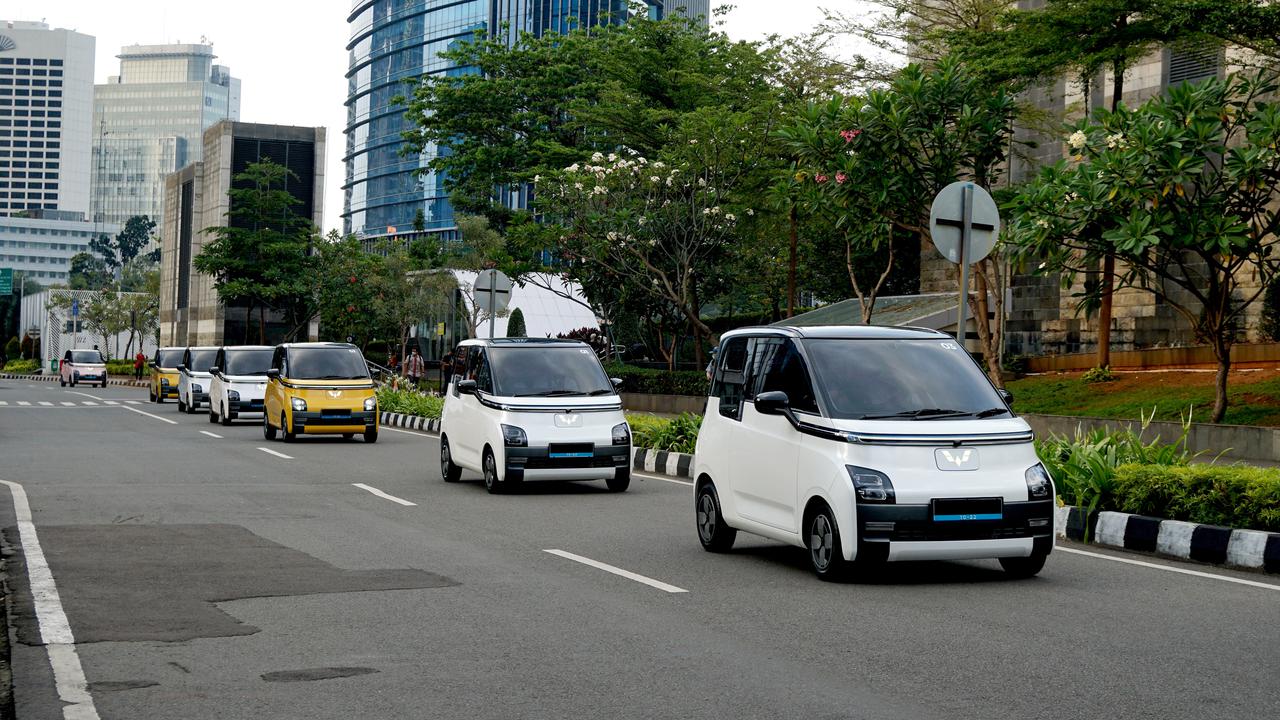 Mengendarai Wuling Air ev di sekitar Stasiun BNI City