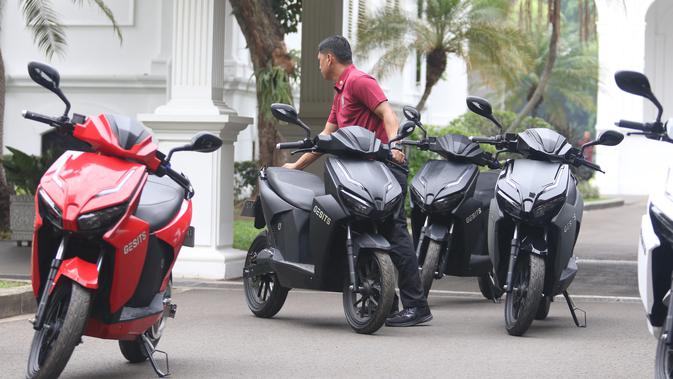 Paspampres memarkirkan motor Gesits di Halaman Istana Merdeka, Jakarta, Rabu (7/11). Motor Listrik Gesits diklaim tak kalah dengan motor matic bermesin 125 cc sehingga mampu berakselerasi dengan kecepatan 100 Km/jam. (Liputan6.com/Angga Yuniar