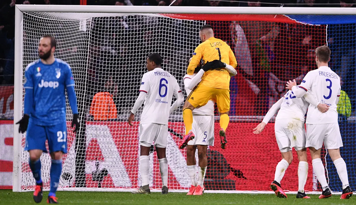 Kiper Lyon Anthony Lopes merayakan dengan bek Lyon Jason Denayer usai mengalahkan Juventus pada leg pertama babak 16 besar Liga Champions di Stadion Parc Olympique Lyonnais, Decines-Charpieu, Perancis, Rabu (26/2/2020). Lyon menang 1-0. (FRANCK FIFE/AFP)