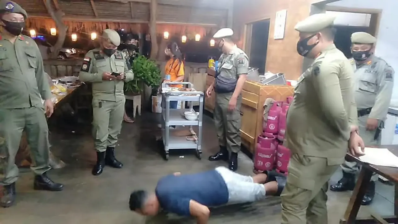 Salah satu warga Manado dikenakan sanksi oleh petugas gabungan akibat melanggar protokol kesehatan.