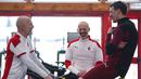 Striker baru AC Milan, Mario Mandzukic, berbincang dengan pelatih Stefano Pioli di Pusat Latihan AC Milan, Selasa (19/1/2021). Kehadiran Striker veteran asal Kroasia ini akan menambah ketajaman lini depan AC Milan. (Spada/LaPresse via AP)