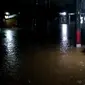 Banjir 1,5 meter rendam Perumahan Villa Mutiara Cibitung Bekasi. (Liputan6.com/ Bam Sinulingga)