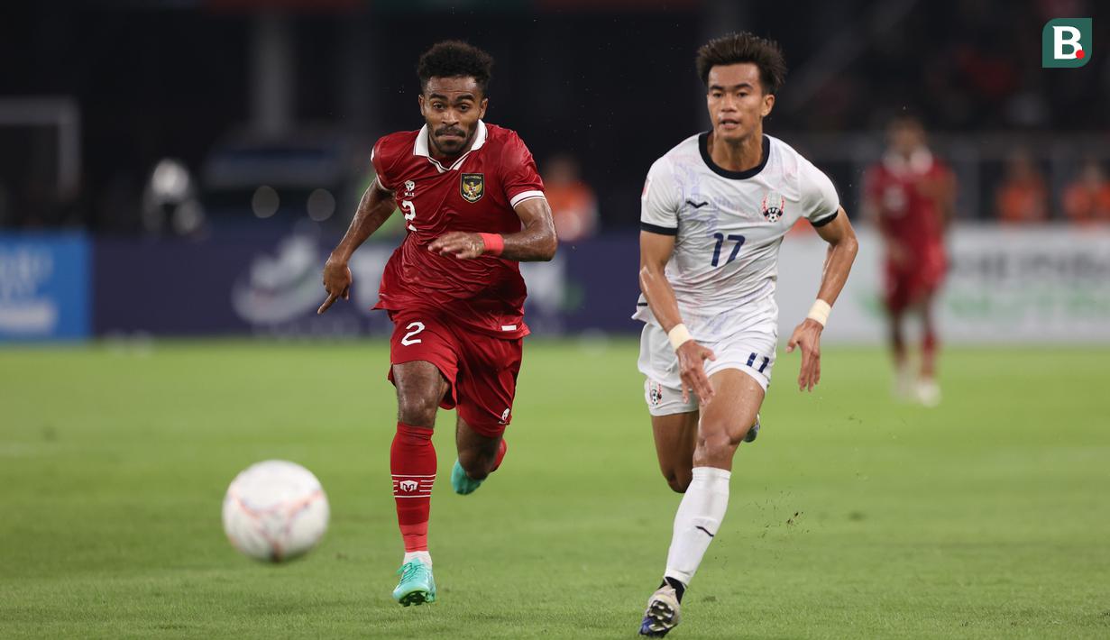 <p>Pemain Timnas Indonesia,&nbsp;Yakob Sayuri (kiri) berebut bola dengan pemain Kamboja dalam laga Grup A Piala AFF 2022 di Stadion Utama Gelora Bung Karno, (SUGBK), Jumat (23/12/2022). (Bola.com/Bagaskara Lazuardi)</p>