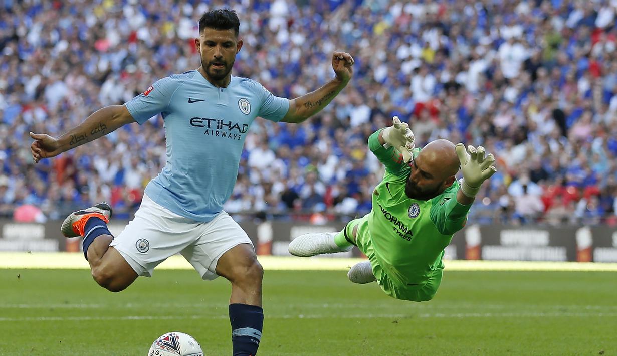 Striker Manchester City, Sergio Aguero, berusaha membobol gawang Chelsea yang dijaga Wilfred Cabalero pada laga Community Shield di Stadion Wembley, London, Minggu (5/8/2018). Man City menang 2-0 atas Chelsea. (AFP/Ian Kington)