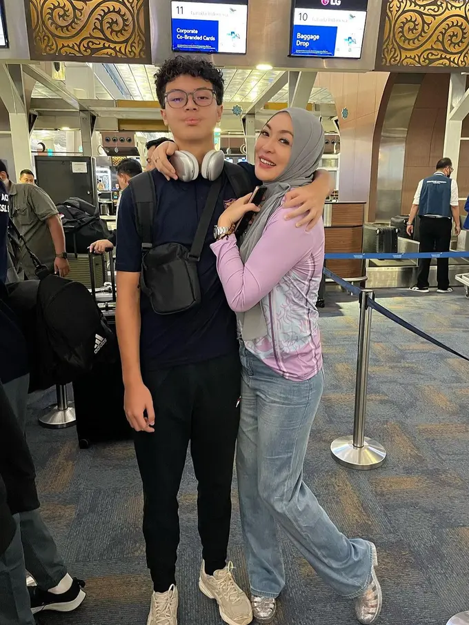 Potret Angelina Sondakh antar Keanu ke bandara untuk ikut tanding ke Singapura (Sumber: Instagram/@angelinasondakh09)