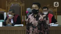 Terdakwa dugaan suap penanganan perkara di KPK yang juga mantan penyidik, AKP Stepanus Robin Pattuju saat menjalani sidang lanjutan di Pengadilan Tipikor, Jakarta Pusat, Senin (20/9/2021). Sidang beragendakan keterangan saksi dari JPU KPK. (Liputan6.com/Helmi Fithriansyah)