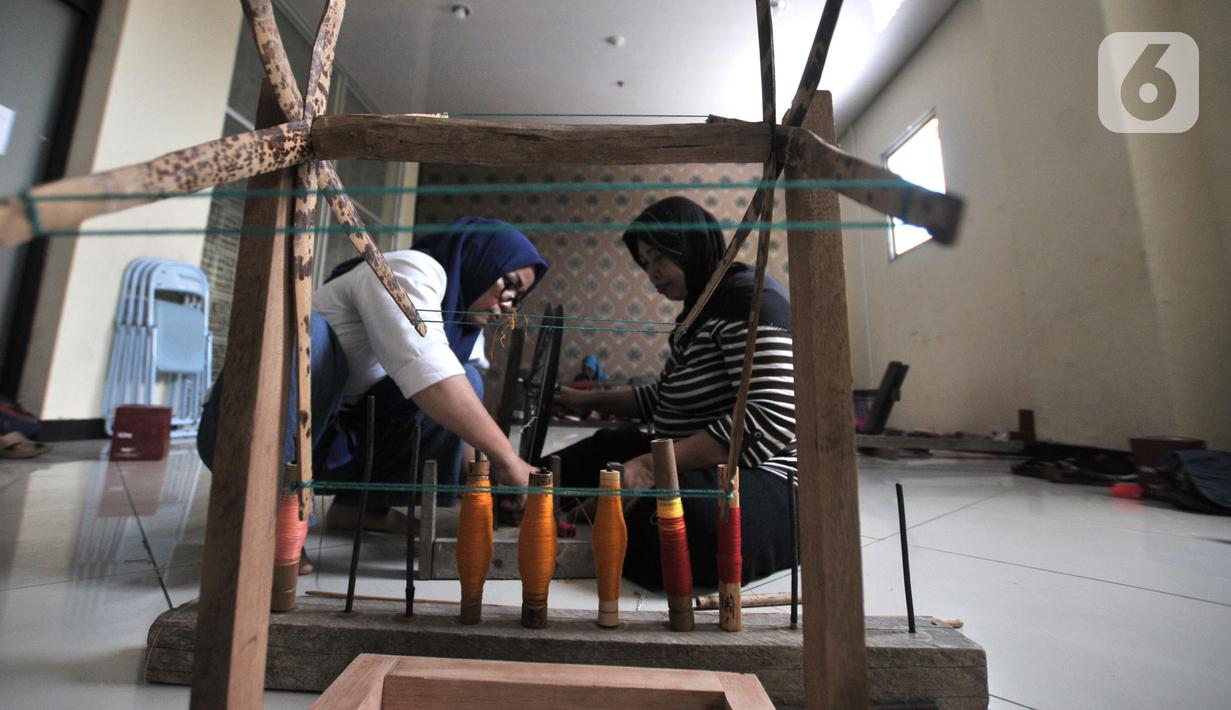 Warga menyelesaikan pembuatan tenun saat Pelatihan Tenun Betawi di Rusun Jatinegara Barat, Jakarta, Rabu (6/11/2019). Sebanyak 20 warga Rusun Jatinegara Barat mengikuti Pelatihan Tenun Betawi yang digagas Dewan Kerajinan Nasional Daerah DKI Jakarta. (merdeka.com/Iqbal Nugroho)
