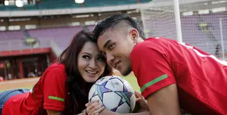Kisah cinta pasangan Okie Agustina dan pesepakbola Gunawan Dwi Cahyo berawal dari lapangan hijau. Saat itu Okie sedang menyaksikan sepak bola, bersama temannya yang kebetulan kenal dengan pemain belakang tersebut. (dok. Pribadi)