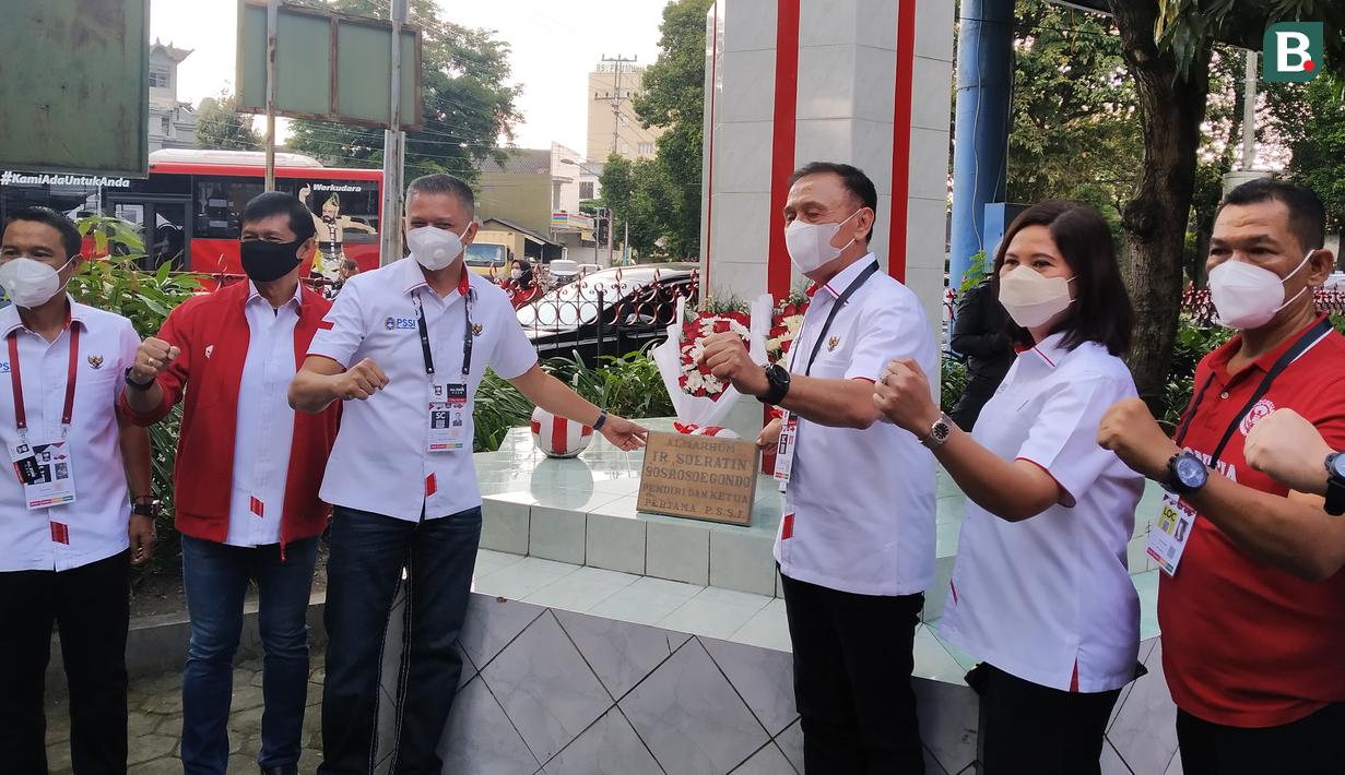 Jajaran pengurus PSSI pusat berfoto di depan Monumen Patung Soeratin di Balai Persis, Solo, Senin (19/4/2021) dalam rangkaian peringatan HUT PSSI ke-91. (Bola.com/Vincentius Atmaja)