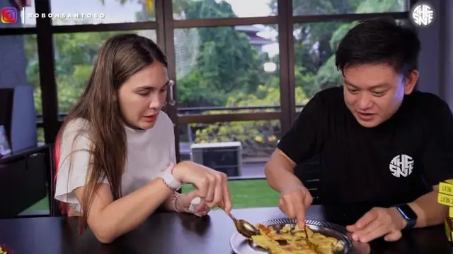 Luna Maya dilarikan ke rumah sakit karena kepedesan (YouTube/Bobon Santoso)