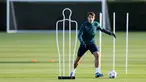 Bek Arsenal Jakub Kiwior menghadiri sesi latihan tim menjelang lanjutan Liga Champions Grup B di tempat latihan Arsenal di London utara, Selasa (28/11/2023). (Adrian DENNIS / AFP)