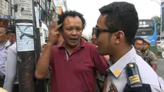 Saat penderekan sempat terjadi keributan, akibat rekan-rekan sopir angkot ikut protes kepada petugas Dishub.