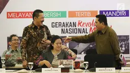 Menko PMK, Puan Maharani berbincang dengan Ketua Komite Olimpiade Indonesia (KOI), Erick Thohir (kanan) sebelum memimpin rapat persiapan Sea Games 2017 Kuala Lumpur di Kemenko PMK, Jakarta Pusat, Jumat (14/7). (Liputan6.com/Angga Yuniar)