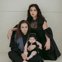 Lihat di sini penampilan Jessica Iskandar bersama sang ibu dan buah hati. [@inijedar].