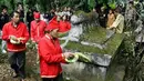 Para pemuka adat melakukan prosesi mengelilingi kuburan tua "Waruga" sebelum ritual Motor Mbanua atau bersih kampung di Dimembe, Minahasa Utara, Sulawesi Utara. (Antara)