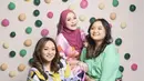 Sesuai dengan konsepnya, tiga saudara ini tampil sangat ceria dan bahagia banget. Tidak hanya kompak satu sama lain, Nathalie dan kedua adiknya juga memiliki paras yang sangat mirip. Ketiganya sama-sama memesona. (Liputan6.com/IG/@creatinkmoments)