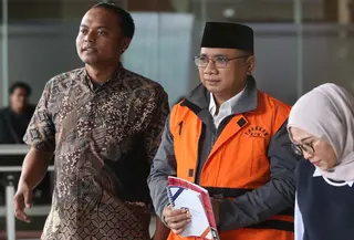 Mantan Menteri Agama, Yaqut Cholil Qoumas (Gus Yaqut - tengah), usai menjalani pemeriksaan lanjutan di Gedung Merah Putih Komisi Pemberantasan Korupsi (KPK), Jakarta, Selasa (2/6/2026). (Liputan6.com/Helmi Fithriansyah)