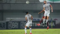 Penyerang Bali United, Ilija Spasojevic (kanan) berduel udara dengan pemain Borneo FC dalam lanjutan BRI Liga 1 2021/2022 di Stadion Indomilk, Tangerang, Selasa (28/9/2021) malam WIB. (Bola.com/Bagaskara Lazuardi)