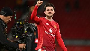 Gelandang Manchester United asal Inggris #07, Mason Mount, merayakan kemenangan timnya di akhir pertandingan leg kedua semifinal Liga Europa antara Manchester United dan Athletic Club Bilbao di Stadion Old Trafford di Manchester, Inggris barat laut, pada 8 Mei 2025. (Oli SCARFF/AFP)