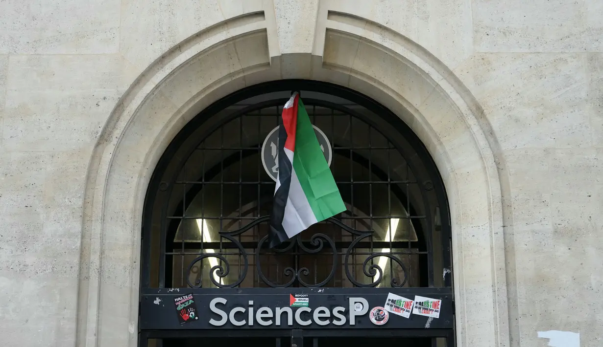 Foto yang diambil pada 26 April 2024 ini menunjukkan bendera Palestina yang digantung di pintu masuk gedung Sciences Po Paris saat pendudukan oleh para siswa yang mendukung Palestina, di Paris. (Dimitar DILKOFF/AFP)