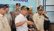 Menko PMK Muhadjir Effendy saat meninjau arus mudik dan arus balik di pos pantau Cikampek. (Istimewa)