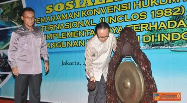 Citizen6, Jakarta: MKP Sharif C Sutardjo didampingi Sekretaris Dewan Kelautan Indonesia Dedi H Sutisna memukul gong sebagai tanda dibukanya sosialisai Konvensi hukum laut. (Pengirim: Efrimal Bahri)
