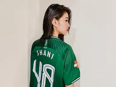 Shani Indira Natio atau akrab disapa Shani, member JKT48 yang berasal dari Jogja. Ia juga menyukai tim PSS Sleman. Terbukti ia mendapatkan jersey official Super Elang Jawa dari PSS Sleman. OOTD kece Shani pakai jersey PSS ini mencuri perhatian. (Liputan6.com/IG/@jkt48shani)