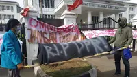 Sejumlah mahasiswa menggotong keranda hitam sebagai bentuk simbolis perlawanan penolakan terhadap disahkannya UU Cipta Kerja di depan DPRD Jawa Barat, Kamis (15/10/2020). (Liputan6.com/Huyogo Simbolon)