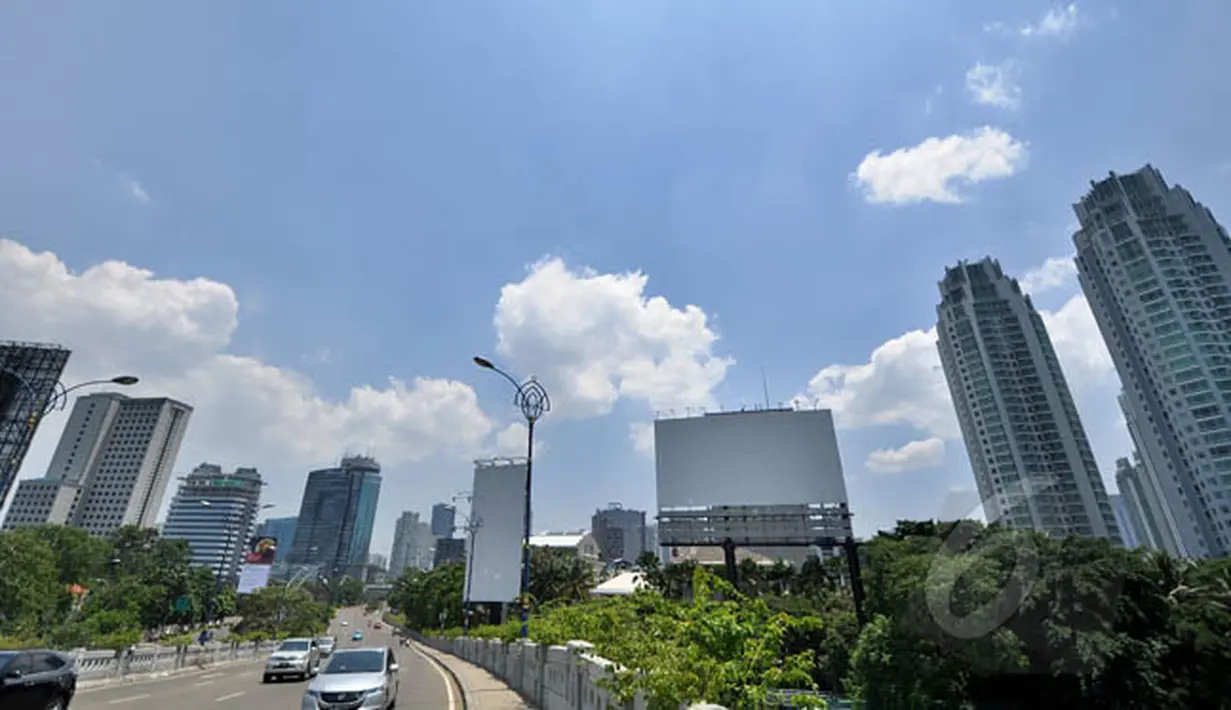 <p>Suasana gedung bertingkat yang terlihat dari kawasan Kuningan, Jakarta, Minggu (22/2/2015). Pemprov DKI Jakarta menargetkan perolehan Pajak Bumi dan Bangunan (PBB) tahun 2015 sebesar Rp 8 triliun. (Liputan6.com/Faizal Fanani)</p>