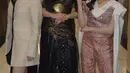 Tissa Biani tampil dengan kebaya janggan modifikasi warna beige dengan kerah hitam senada dengan bawahannya. Zee dengan gaun hitam dipadukan selendang batik. Dan Echa Aura mengenakan jumpsuit songket pink dipadukan atasan hitam. [@elsaajapasal]