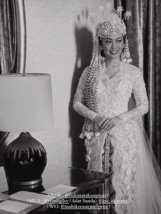 Penampilannya dilengkapi dengan kain batik, siger, roncean melati, serta veil panjang hingga menyapu lantai.   [Foto: IG/myrnamyura/rizkanatakusumah].