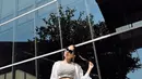 Pertama kali dukung suami langsung di stadion, selebgram berusia 19 tahun ini ikat rambutnya dengan gaya ponytail. Meski sudah 1 bulan resmi menikah dengan Arhan, namun tak sedikit netizen yang masih menantikan unggahan Azizah bareng Arhan di Instagram. Seperti diketahui, unggahan Azizah saat dukung Arhan ini merupakan unggahan Instagram ketiga setelah menikah.