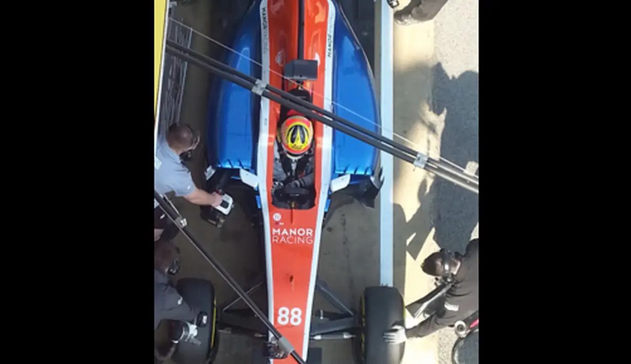 Mobil Manor Racing  (MRT05) yang dikendarai Rio Haryanto saat berada di pit sebelum melintir di tikungan 4 Sirkuit Catalunya, Barcelona, Spanyol, Kamis (25/2/2016) dalam sesi terakhir tes pramusim F1. (Bola.com/Twitter)