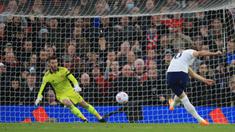 Naas bagi MU, di menit 32 mereka dihukum penalti. David De Gea sebenarnya sudah membaca arah tembakan penalti Harry Kane, namun sepakan sang bomber terlalu keras sehingga gagal ditepis oleh De Gea. (AFP/Lindsey Parnaby)