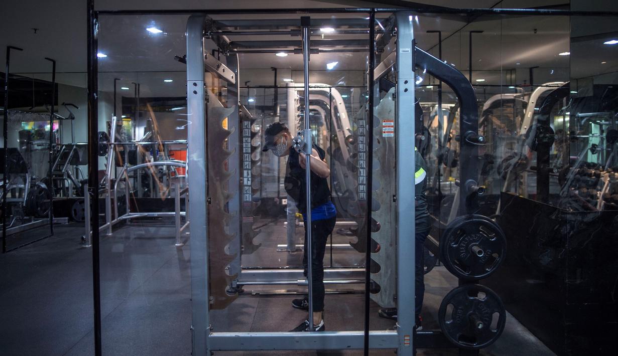 FOTO Sekat Plastik Tameng Penyebaran Covid 19 di  Gym 