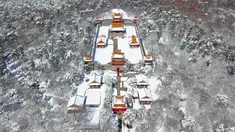 Pemandangan dari atas saat Taman Beiling diselimuti salju di Shenyang di provinsi Liaoning, China (15/3). Usai hujan salju, Taman Beiling diselimuti salju tebal. (AFP)