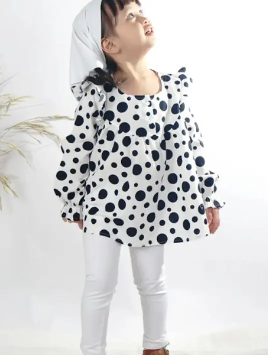 Gaya anak akan semakin lucu jika mengenakan blouse polkadot dari KIDS Icon! Ditambah lagi, penggunaan sepatu slip on cokelat sangat pas dengan tema black and white. (instagram.com/kidsiconofficial)