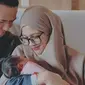 Melalui akun Instagram, Alyssa Soebandono pun masih menyembunyikan wajah anak ketiganya dari publik. Ia dan sang suami pun turut menyampaikan kebahagiaannya atas kelahiran sang buah hati.(Liputan6.com/IG/@ichasoebandono)