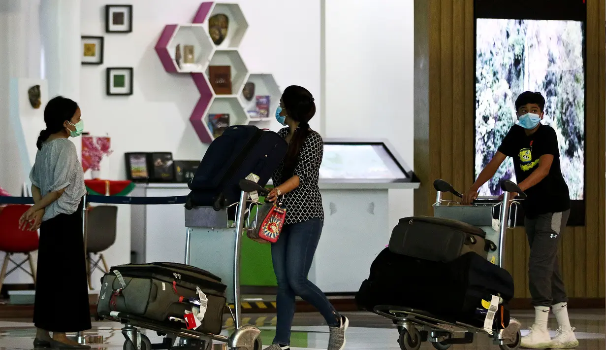 Calon penumpang pesawat menggunakan masker pelindung saat berada di Pintu Kedatangan Terminal 3 Ultimate Bandara Soekarno Hatta, Tangerang, Jumat (31/1/2020). Hal itu dilakukan sebagai antisipasi penularan dan penyebaran virus corona (2019-nCov). (Liputan6.com/Johan Tallo)