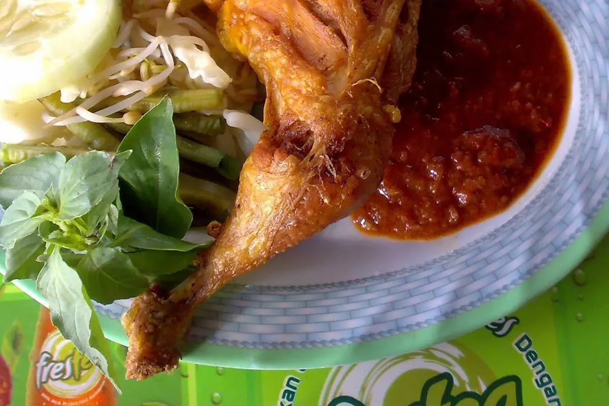 [Bintang] Editor Says: Ketika Nikmat Pecel Ayam Terukur dari Sambal